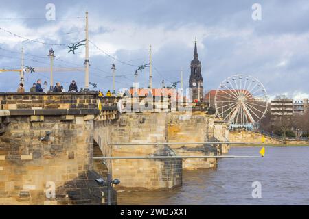 Aufgrund der starken Niederschläge in Form von Schnee und Regen wurde die Alarmstufe 3 an der Elbe in Dresden gemeldet. Der maximale Füllstand wird erwartet Stockfoto