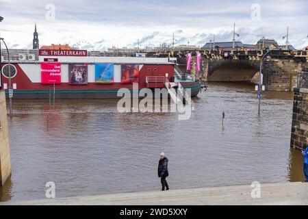 Aufgrund der starken Niederschläge in Form von Schnee und Regen wurde die Alarmstufe 3 an der Elbe in Dresden gemeldet. Der maximale Füllstand wird erwartet Stockfoto