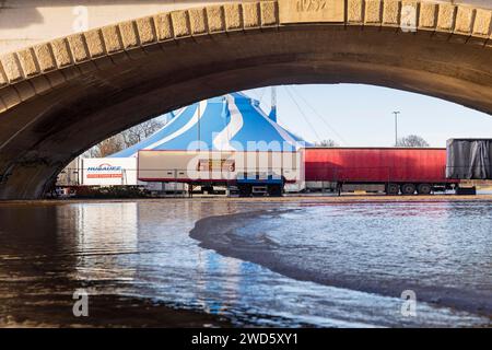 Aufgrund der starken Niederschläge in Form von Schnee und Regen wurde die Alarmstufe 3 an der Elbe in Dresden gemeldet. Die höchste Stufe wird erwartet Stockfoto