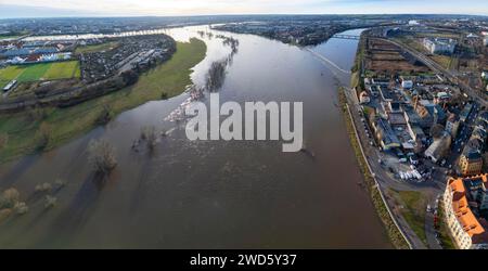 Aufgrund der starken Niederschläge in Form von Schnee und Regen wurde die Alarmstufe 3 an der Elbe in Dresden gemeldet. Der maximale Füllstand wird erwartet Stockfoto