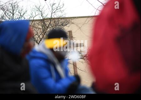 New York, USA. Januar 2024. Asylsuchende Migranten, meist aus Westafrika, außerhalb der St. Brigid Pensionierungszentrum auf der Lower East Side in Manhattan, New York, NY, 18. Januar 2024. Im Tompkins Square Park warten meist alleinstehende Männer auf einen neuen Unterschlupf, nachdem vor kurzem eine Begrenzung von 30 Tagen auferlegt wurde, was sie zwingt, sich erneut zu bewerben und zu warten; Schätzungen zufolge kommen etwa 3000 Migranten pro Woche in New York City an. (Foto: Anthony Behar/SIPA USA) Credit: SIPA USA/Alamy Live News Stockfoto