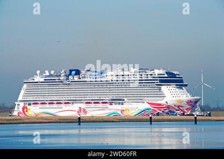 Kreuzfahrtschiff, Norwegian Joy, Meyer Werft, Schiffstransfer, Ems, Moormerland, Ostfriesland, Deutschland Stockfoto