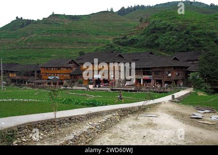 龙胜镇 (龙胜县) 中國 Longsheng, Dazhai Longji Ping'an Zhuang, China; große Holzgebäude in einem chinesischen Dorf; großes Holzgebäude in einem chinesischen Dorf Stockfoto