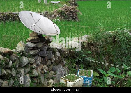 龙胜镇 (龙胜县) 中國 Longsheng, Dazhai Longji Ping'an Zhuang, China; Eine vorübergehend installierte Satellitenschüssel; Parabolantenne vorübergehend installiert Stockfoto