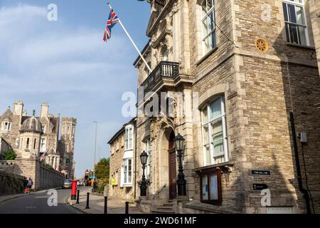 Swanage Town in Dorset, Rathaus und verwaltungsgebäude in der Hauptstraße Swanage mit Union Jack fliegt, England, Großbritannien, 2023 Stockfoto