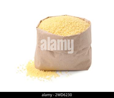 Roher Couscous in Papiertüte isoliert auf weiß Stockfoto