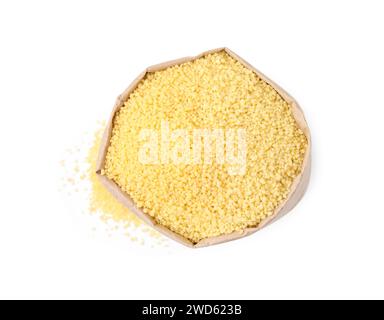 Roher Couscous in Papiertüte isoliert auf weiß, Draufsicht Stockfoto