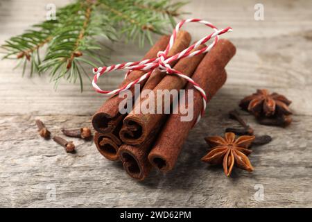 Verschiedene Gewürze. Aromatische Zimtstangen, Anissterne und Nelkensamen auf Holztisch, Nahaufnahme Stockfoto