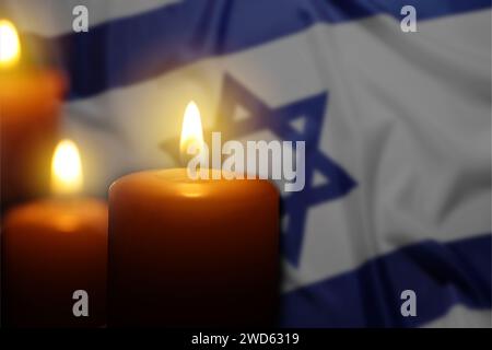 Brennende Kerzen gegen die Flagge Israels, Nahaufnahme Stockfoto