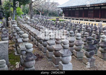 Gango-JI-Tempel, ein alter buddhistischer Tempel mit mehreren Steinlaternen und Grabmarkierungen in Nara City, Japan. Stockfoto