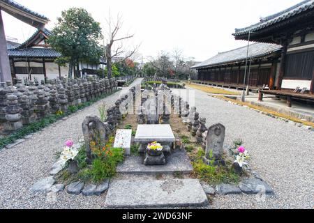 Gango-JI-Tempel, ein alter buddhistischer Tempel mit mehreren Steinlaternen und Grabmarkierungen in Nara City, Japan. Stockfoto