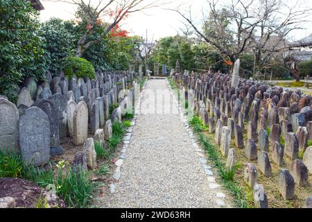 Gango-JI-Tempel, ein alter buddhistischer Tempel mit mehreren Steinlaternen und Grabmarkierungen in Nara City, Japan. Stockfoto