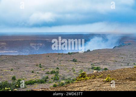 Rauchende Mauna Loa Caldera am Mauna Loa Lookout im Hawaii Volcanoes National Park in der Nähe von Hilo Hawaii Stockfoto