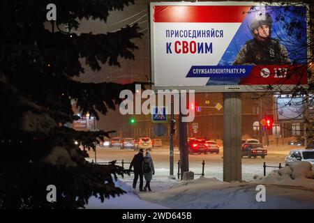 St. Petersburg, Russland. Januar 2024. Eine Werbetafel, auf der ein russischer Militärmann mit einem Aufruf zur Unterzeichnung eines Dienstvertrags mit dem Verteidigungsministerium der Russischen Föderation mit der Aufschrift „Join Yours“ dargestellt wird, um an einer speziellen Militäroperation auf dem Territorium der Ukraine teilzunehmen, die sich auf den Straßen von St. Petersburg, Russland. Quelle: SOPA Images Limited/Alamy Live News Stockfoto