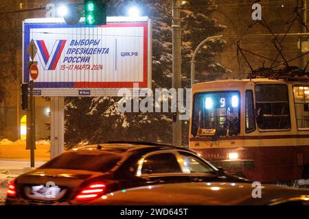 St. Petersburg, Russland. Januar 2024. Billboard zur Ankündigung der Präsidentschaftswahlen 2024 auf den Straßen von St. Petersburg. Die Zentrale Wahlkommission der Russischen Föderation hat beschlossen, dass die Abstimmung drei Tage vom 15. Bis 17. März dauern wird. Am 8. Dezember 2023 gab der russische Präsident Wladimir Putin seine Teilnahme an den Präsidentschaftswahlen 2024 bekannt. Quelle: SOPA Images Limited/Alamy Live News Stockfoto