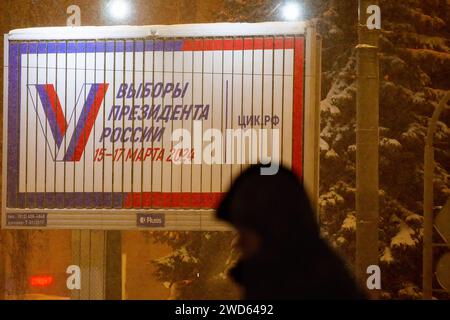 St. Petersburg, Russland. Januar 2024. Billboard zur Ankündigung der Präsidentschaftswahlen 2024 auf den Straßen von St. Petersburg. Die Zentrale Wahlkommission der Russischen Föderation hat beschlossen, dass die Abstimmung drei Tage vom 15. Bis 17. März dauern wird. Am 8. Dezember 2023 gab der russische Präsident Wladimir Putin seine Teilnahme an den Präsidentschaftswahlen 2024 bekannt. (Foto von Artem Priakhin/SOPA Images/SIPA USA) Credit: SIPA USA/Alamy Live News Stockfoto