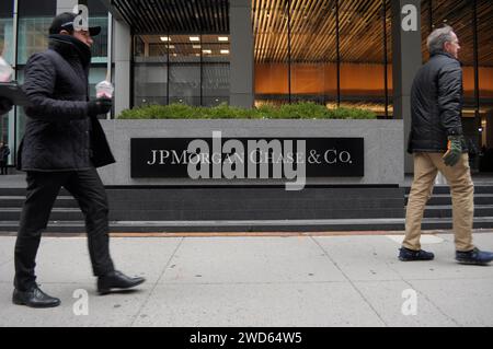 New York, Usa. Januar 2024. Fußgänger gehen an einem JPMorgan Chase & Co. Büro in Midtown Manhattan vorbei. Quelle: SOPA Images Limited/Alamy Live News Stockfoto