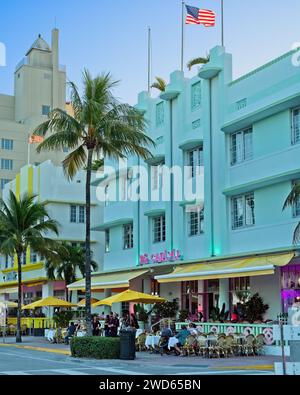 1939 Carlyle Hotel im Art déco-Stil am Ocean Drive – Miami Beach, Florida; Januar 2023 Stockfoto