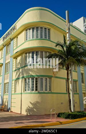 1937 Barbizon Hotel im Art déco-Stil am Ocean Drive – Miami Beach, Florida; Januar 2023 Stockfoto