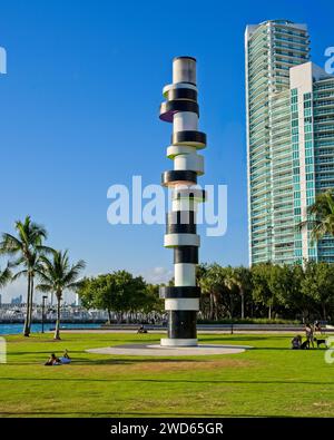 South Pointe Park Lighthouse in einem öffentlichen Park am Wasser, umgeben von Wohnhäusern in South Beach – Miami Beach Florida; Januar 2023 Stockfoto