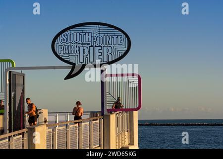 Öffentlicher Pier am South Pointe Park mit Blick auf den Maloy Kanal am Eingang zum Hafen von Miami – Miami Beach, Florida; Januar 2023 Stockfoto