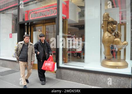 New York, Usa. Januar 2024. Kunden verlassen ein Nintendo-Geschäft in Midtown Manhattan. (Foto: Jimin Kim/SOPA Images/SIPA USA) Credit: SIPA USA/Alamy Live News Stockfoto