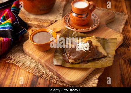 Oaxacan Tamale. Typisch für Mexiko und einige lateinamerikanische Länder. Maisteig in Bananenblätter gewickelt. Die Tamales werden gedämpft. Stockfoto