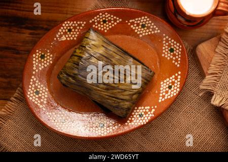 Oaxacan Tamale. Typisch für Mexiko und einige lateinamerikanische Länder. Maisteig in Bananenblätter gewickelt. Die Tamales werden gedämpft. Stockfoto