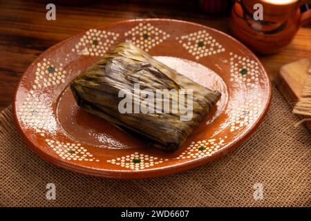 Oaxacan Tamale. Typisch für Mexiko und einige lateinamerikanische Länder. Maisteig in Bananenblätter gewickelt. Die Tamales werden gedämpft. Stockfoto