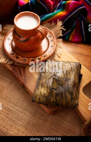 Oaxacan Tamales. Prähispanische Gericht typisch für Mexiko und einige lateinamerikanische Länder. Maisteig in Bananenblätter gewickelt. Die Tamales werden gedämpft. Stockfoto