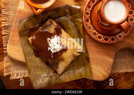 Oaxacan Tamale. Typisch für Mexiko und einige lateinamerikanische Länder. Maisteig in Bananenblätter gewickelt. Die Tamales werden gedämpft. Stockfoto