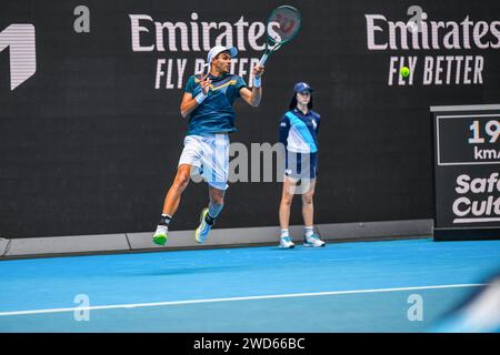 Melbourne, Australien. Januar 2024. Facundo Diaz Acosta aus Argentinien spielt gegen Taylor Fritz aus den USA (nicht im Bild) während des 1. Runde des Australian Open Tennis Turniers im Melbourne Park. Taylor Fritz gewinnt Facundo Diaz Acosta in 5 Sätzen mit 4-6 6-3 3-6 6-2 6:4. Quelle: SOPA Images Limited/Alamy Live News Stockfoto