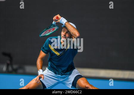 Melbourne, Australien. Januar 2024. Facundo Diaz Acosta aus Argentinien spielt gegen Taylor Fritz aus den USA (nicht im Bild) während des 1. Runde des Australian Open Tennis Turniers im Melbourne Park. Taylor Fritz gewinnt Facundo Diaz Acosta in 5 Sätzen mit 4-6 6-3 3-6 6-2 6:4. (Foto: Alexander Bogatyrev/SOPA Images/SIPA USA) Credit: SIPA USA/Alamy Live News Stockfoto