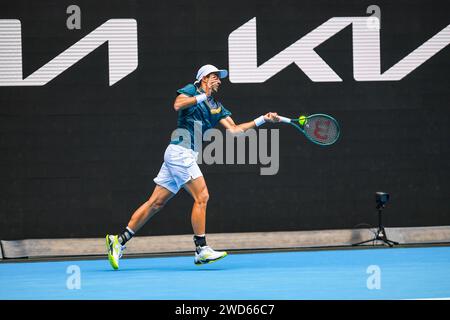 Melbourne, Australien. Januar 2024. Facundo Diaz Acosta aus Argentinien spielt gegen Taylor Fritz aus den USA (nicht im Bild) während des 1. Runde des Australian Open Tennis Turniers im Melbourne Park. Taylor Fritz gewinnt Facundo Diaz Acosta in 5 Sätzen mit 4-6 6-3 3-6 6-2 6:4. Quelle: SOPA Images Limited/Alamy Live News Stockfoto