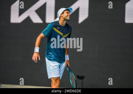 Melbourne, Australien. Januar 2024. Facundo Diaz Acosta aus Argentinien spielt gegen Taylor Fritz aus den USA (nicht im Bild) während des 1. Runde des Australian Open Tennis Turniers im Melbourne Park. Taylor Fritz gewinnt Facundo Diaz Acosta in 5 Sätzen mit 4-6 6-3 3-6 6-2 6:4. (Foto: Alexander Bogatyrev/SOPA Images/SIPA USA) Credit: SIPA USA/Alamy Live News Stockfoto