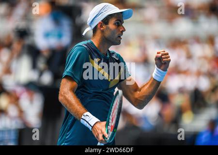 Melbourne, Australien. Januar 2024. Facundo Diaz Acosta aus Argentinien spielt gegen Taylor Fritz aus den USA (nicht im Bild) während des 1. Runde des Australian Open Tennis Turniers im Melbourne Park. Taylor Fritz gewinnt Facundo Diaz Acosta in 5 Sätzen mit 4-6 6-3 3-6 6-2 6:4. (Foto: Alexander Bogatyrev/SOPA Images/SIPA USA) Credit: SIPA USA/Alamy Live News Stockfoto