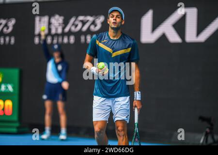 Melbourne, Australien. Januar 2024. Facundo Diaz Acosta aus Argentinien spielt gegen Taylor Fritz aus den USA (nicht im Bild) während des 1. Runde des Australian Open Tennis Turniers im Melbourne Park. Taylor Fritz gewinnt Facundo Diaz Acosta in 5 Sätzen mit 4-6 6-3 3-6 6-2 6:4. Quelle: SOPA Images Limited/Alamy Live News Stockfoto