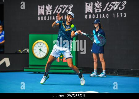 Melbourne, Australien. Januar 2024. Facundo Diaz Acosta aus Argentinien spielt gegen Taylor Fritz aus den USA (nicht im Bild) während des 1. Runde des Australian Open Tennis Turniers im Melbourne Park. Taylor Fritz gewinnt Facundo Diaz Acosta in 5 Sätzen mit 4-6 6-3 3-6 6-2 6:4. Quelle: SOPA Images Limited/Alamy Live News Stockfoto