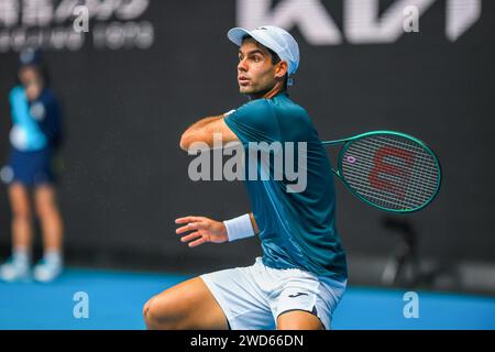 Melbourne, Australien. Januar 2024. Facundo Diaz Acosta aus Argentinien spielt gegen Taylor Fritz aus den USA (nicht im Bild) während des 1. Runde des Australian Open Tennis Turniers im Melbourne Park. Taylor Fritz gewinnt Facundo Diaz Acosta in 5 Sätzen mit 4-6 6-3 3-6 6-2 6:4. Quelle: SOPA Images Limited/Alamy Live News Stockfoto