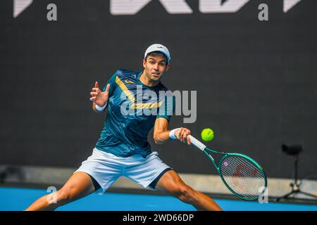 Melbourne, Australien. Januar 2024. Facundo Diaz Acosta aus Argentinien spielt gegen Taylor Fritz aus den USA (nicht im Bild) während des 1. Runde des Australian Open Tennis Turniers im Melbourne Park. Taylor Fritz gewinnt Facundo Diaz Acosta in 5 Sätzen mit 4-6 6-3 3-6 6-2 6:4. (Foto: Alexander Bogatyrev/SOPA Images/SIPA USA) Credit: SIPA USA/Alamy Live News Stockfoto