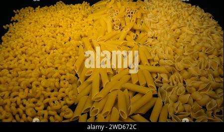 Verschiedene Arten und Formen trockener italienischer Nudeln. Pasta Hintergrund Stockfoto