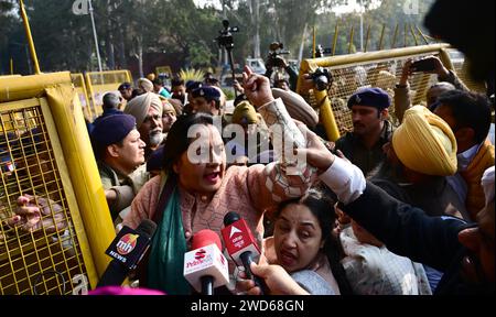 CHANDIGARH, INDIEN – 18. JANUAR: AAP und Kongressräte protestieren vor dem MC Office gegen die Wahl des Bürgermeisters am 18. Januar 2024 in Chandigarh, Indien. Alle Augen waren auf die heutigen Umfragen des Bürgermeisters Chandigarh gerichtet, da dies das Zusammenkommen des Kongresses und der AAM Aadmi Party (AAP) als Koalition des INDIENBLOCKS der Opposition testen würde, Monate vor den Lok Sabha-Umfragen 2024. Die Wahl wurde jedoch aufgrund der „Krankheit“ des nominierten Vorsitzenden Anil Masih auf weitere Befehle verschoben. (Foto: Ravi Kumar/Hindustan Times/SIPA USA) Stockfoto