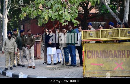 CHANDIGARH, INDIEN – 18. JANUAR: Ehemaliger Bürgermeister Anup Gupta und andere Führer der BJP vor dem MC Office am 18. Januar 2024 in Chandigarh, Indien. Alle Augen waren auf die heutigen Umfragen des Bürgermeisters Chandigarh gerichtet, da dies das Zusammenkommen des Kongresses und der AAM Aadmi Party (AAP) als Koalition des INDIENBLOCKS der Opposition testen würde, Monate vor den Lok Sabha-Umfragen 2024. Die Wahl wurde jedoch aufgrund der „Krankheit“ des nominierten Vorsitzenden Anil Masih auf weitere Befehle verschoben. (Foto: Ravi Kumar/Hindustan Times/SIPA USA) Stockfoto