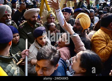 CHANDIGARH, INDIEN – 18. JANUAR: AAP und Kongressräte protestieren vor dem MC Office gegen die Wahl des Bürgermeisters am 18. Januar 2024 in Chandigarh, Indien. Alle Augen waren auf die heutigen Umfragen des Bürgermeisters Chandigarh gerichtet, da dies das Zusammenkommen des Kongresses und der AAM Aadmi Party (AAP) als Koalition des INDIENBLOCKS der Opposition testen würde, Monate vor den Lok Sabha-Umfragen 2024. Die Wahl wurde jedoch aufgrund der „Krankheit“ des nominierten Vorsitzenden Anil Masih auf weitere Befehle verschoben. (Foto: Ravi Kumar/Hindustan Times/SIPA USA) Stockfoto