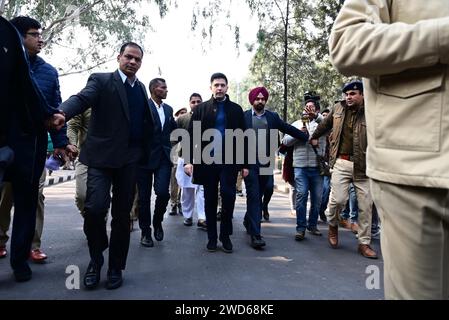 CHANDIGARH, INDIEN – 18. JANUAR: AAP Rajya Sabha Abgeordneter Raghav Chadha vor dem MC Office am 18. Januar 2024 in Chandigarh, Indien. Alle Augen waren auf die heutigen Umfragen des Bürgermeisters Chandigarh gerichtet, da dies das Zusammenkommen des Kongresses und der AAM Aadmi Party (AAP) als Koalition des INDIENBLOCKS der Opposition testen würde, Monate vor den Lok Sabha-Umfragen 2024. Die Wahl wurde jedoch aufgrund der „Krankheit“ des nominierten Vorsitzenden Anil Masih auf weitere Befehle verschoben. (Foto: Ravi Kumar/Hindustan Times/SIPA USA) Stockfoto