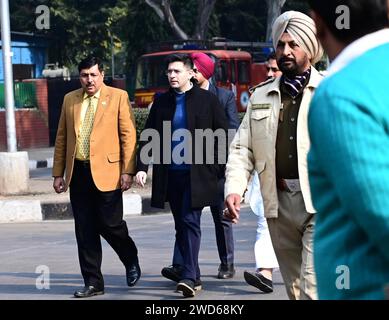 CHANDIGARH, INDIEN – 18. JANUAR: AAP Rajya Sabha Abgeordneter Raghav Chadha vor dem MC Office am 18. Januar 2024 in Chandigarh, Indien. Alle Augen waren auf die heutigen Umfragen des Bürgermeisters Chandigarh gerichtet, da dies das Zusammenkommen des Kongresses und der AAM Aadmi Party (AAP) als Koalition des INDIENBLOCKS der Opposition testen würde, Monate vor den Lok Sabha-Umfragen 2024. Die Wahl wurde jedoch aufgrund der „Krankheit“ des nominierten Vorsitzenden Anil Masih auf weitere Befehle verschoben. (Foto: Ravi Kumar/Hindustan Times/SIPA USA) Stockfoto