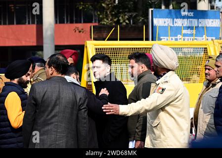 CHANDIGARH, INDIEN – 18. JANUAR: AAP Rajya Sabha Abgeordneter Raghav Chadha vor dem MC Office am 18. Januar 2024 in Chandigarh, Indien. Alle Augen waren auf die heutigen Umfragen des Bürgermeisters Chandigarh gerichtet, da dies das Zusammenkommen des Kongresses und der AAM Aadmi Party (AAP) als Koalition des INDIENBLOCKS der Opposition testen würde, Monate vor den Lok Sabha-Umfragen 2024. Die Wahl wurde jedoch aufgrund der „Krankheit“ des nominierten Vorsitzenden Anil Masih auf weitere Befehle verschoben. (Foto: Ravi Kumar/Hindustan Times/SIPA USA) Stockfoto