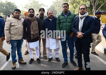 CHANDIGARH, INDIEN – 18. JANUAR: Ehemaliger Bürgermeister Anup Gupta und andere Führer der BJP vor dem MC Office am 18. Januar 2024 in Chandigarh, Indien. Alle Augen waren auf die heutigen Umfragen des Bürgermeisters Chandigarh gerichtet, da dies das Zusammenkommen des Kongresses und der AAM Aadmi Party (AAP) als Koalition des INDIENBLOCKS der Opposition testen würde, Monate vor den Lok Sabha-Umfragen 2024. Die Wahl wurde jedoch aufgrund der „Krankheit“ des nominierten Vorsitzenden Anil Masih auf weitere Befehle verschoben. (Foto: Ravi Kumar/Hindustan Times/SIPA USA) Stockfoto