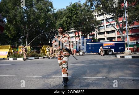 Chandigarh, Indien. Januar 2024. CHANDIGARH, INDIEN – 18. JANUAR: Sicherheitsbeamte vor dem MC Office am 18. Januar 2024 in Chandigarh, Indien. Alle Augen waren auf die heutigen Umfragen des Bürgermeisters Chandigarh gerichtet, da dies das Zusammenkommen des Kongresses und der AAM Aadmi Party (AAP) als Koalition des INDIENBLOCKS der Opposition testen würde, Monate vor den Lok Sabha-Umfragen 2024. Die Wahl wurde jedoch aufgrund der „Krankheit“ des nominierten Vorsitzenden Anil Masih auf weitere Befehle verschoben. (Foto: Ravi Kumar/Hindustan Times/SIPA USA) Credit: SIPA USA/Alamy Live News Stockfoto