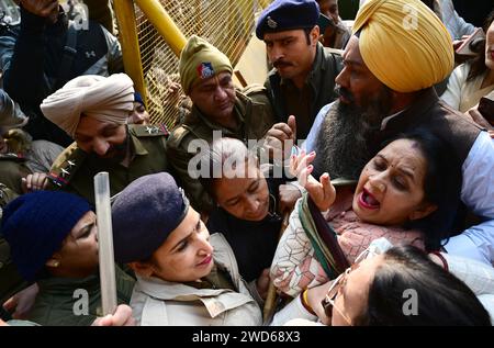 CHANDIGARH, INDIEN – 18. JANUAR: AAP und Kongressräte protestieren vor dem MC Office gegen die Wahl des Bürgermeisters am 18. Januar 2024 in Chandigarh, Indien. Alle Augen waren auf die heutigen Umfragen des Bürgermeisters Chandigarh gerichtet, da dies das Zusammenkommen des Kongresses und der AAM Aadmi Party (AAP) als Koalition des INDIENBLOCKS der Opposition testen würde, Monate vor den Lok Sabha-Umfragen 2024. Die Wahl wurde jedoch aufgrund der „Krankheit“ des nominierten Vorsitzenden Anil Masih auf weitere Befehle verschoben. (Foto: Ravi Kumar/Hindustan Times/SIPA USA) Stockfoto